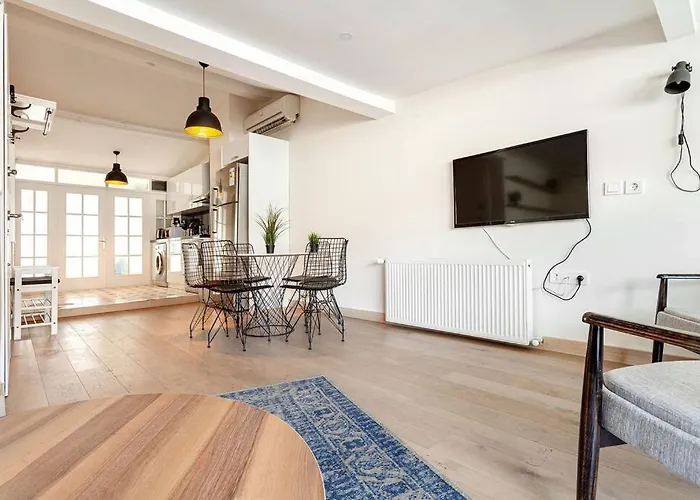 דירה Prime Location With Terrace איסטמבול