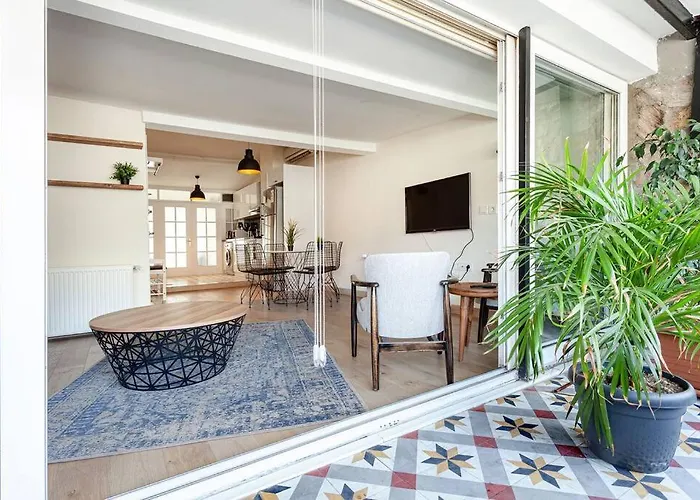 דירה Prime Location With Terrace איסטמבול